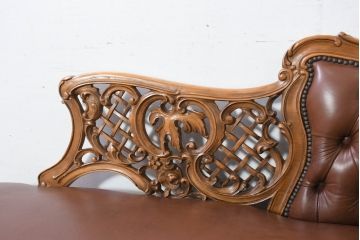 中古　高級品　イタリア家具　本革　細やかな彫刻の素晴らしいレザーシェーズロング(2人掛けソファ、二人掛け、セティ)(R-081115)