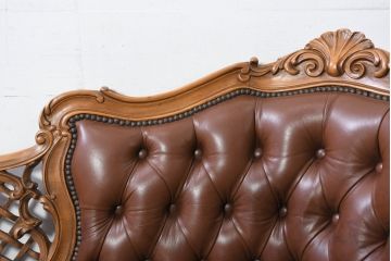 中古　高級品　イタリア家具　本革　細やかな彫刻の素晴らしいレザーシェーズロング(2人掛けソファ、二人掛け、セティ)(R-081115)