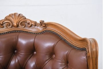 中古　高級品　イタリア家具　本革　細やかな彫刻の素晴らしいレザーシェーズロング(2人掛けソファ、二人掛け、セティ)(R-081115)