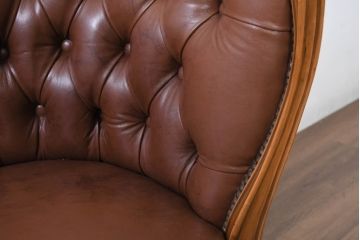 中古　高級品　イタリア家具　本革　細やかな彫刻の素晴らしいレザーシェーズロング(2人掛けソファ、二人掛け、セティ)(R-081115)