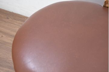 中古　高級品　イタリア家具　本革　細やかな彫刻の素晴らしいレザーシェーズロング(2人掛けソファ、二人掛け、セティ)(R-081115)