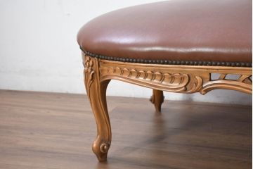 中古　高級品　イタリア家具　本革　細やかな彫刻の素晴らしいレザーシェーズロング(2人掛けソファ、二人掛け、セティ)(R-081115)