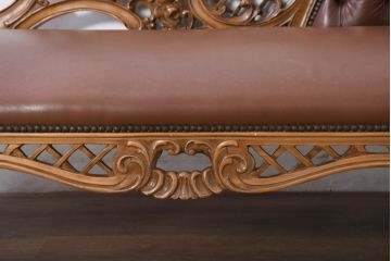 中古　高級品　イタリア家具　本革　細やかな彫刻の素晴らしいレザーシェーズロング(2人掛けソファ、二人掛け、セティ)(R-081115)