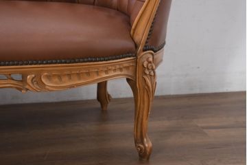 中古　高級品　イタリア家具　本革　細やかな彫刻の素晴らしいレザーシェーズロング(2人掛けソファ、二人掛け、セティ)(R-081115)