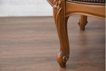 中古　高級品　イタリア家具　本革　細やかな彫刻の素晴らしいレザーシェーズロング(2人掛けソファ、二人掛け、セティ)(R-081115)