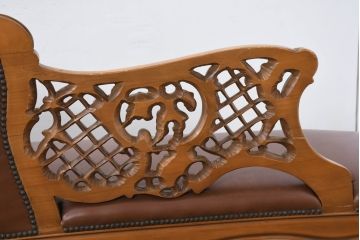 中古　高級品　イタリア家具　本革　細やかな彫刻の素晴らしいレザーシェーズロング(2人掛けソファ、二人掛け、セティ)(R-081115)