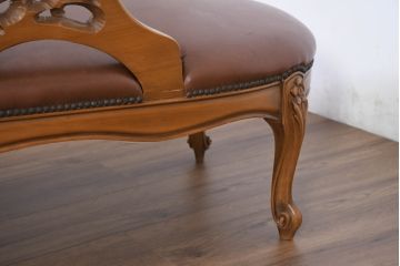 中古　高級品　イタリア家具　本革　細やかな彫刻の素晴らしいレザーシェーズロング(2人掛けソファ、二人掛け、セティ)(R-081115)