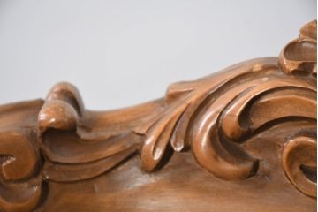 中古　高級品　イタリア家具　本革　細やかな彫刻の素晴らしいレザーシェーズロング(2人掛けソファ、二人掛け、セティ)(R-081115)