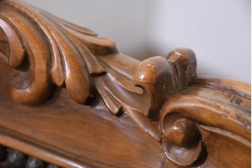 中古　高級品　イタリア家具　本革　細やかな彫刻の素晴らしいレザーシェーズロング(2人掛けソファ、二人掛け、セティ)(R-081115)
