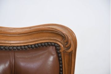 中古　高級品　イタリア家具　本革　細やかな彫刻の素晴らしいレザーシェーズロング(2人掛けソファ、二人掛け、セティ)(R-081115)