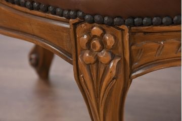 中古　高級品　イタリア家具　本革　細やかな彫刻の素晴らしいレザーシェーズロング(2人掛けソファ、二人掛け、セティ)(R-081115)