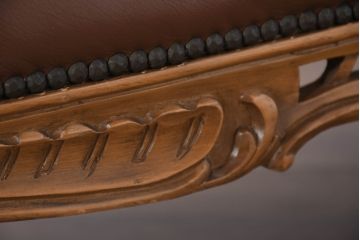 中古　高級品　イタリア家具　本革　細やかな彫刻の素晴らしいレザーシェーズロング(2人掛けソファ、二人掛け、セティ)(R-081115)