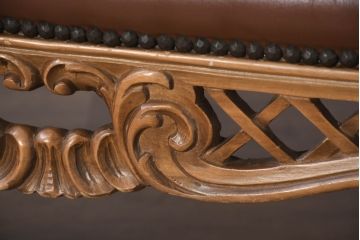 中古　高級品　イタリア家具　本革　細やかな彫刻の素晴らしいレザーシェーズロング(2人掛けソファ、二人掛け、セティ)(R-081115)
