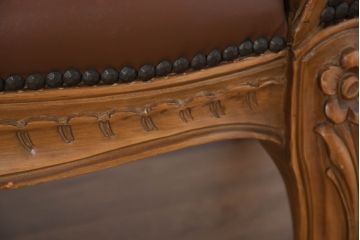 中古　高級品　イタリア家具　本革　細やかな彫刻の素晴らしいレザーシェーズロング(2人掛けソファ、二人掛け、セティ)(R-081115)