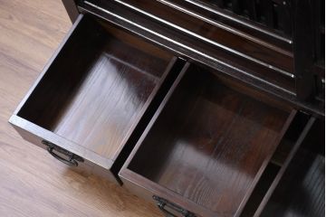 中古　美品　重厚感ある佇まいが魅力的な五尺水屋箪笥サイドボード(食器棚、戸棚、収納棚、キャビネット)(R-081118)