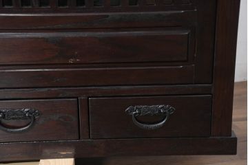中古　美品　重厚感ある佇まいが魅力的な五尺水屋箪笥サイドボード(食器棚、戸棚、収納棚、キャビネット)(R-081118)