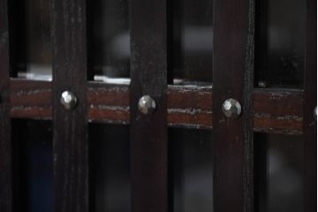 中古　美品　重厚感ある佇まいが魅力的な五尺水屋箪笥サイドボード(食器棚、戸棚、収納棚、キャビネット)(R-081118)