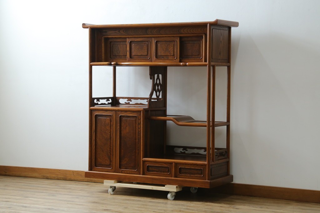 新古　未使用展示品　指物工芸家具　総欅(ケヤキ)材　玉杢　漆塗り　品のある佇まいが美しい飾り棚　(R-081119)