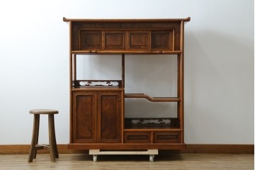 新古　未使用展示品　指物工芸家具　総欅(ケヤキ)材　玉杢　漆塗り　品のある佇まいが美しい飾り棚　(R-081119)