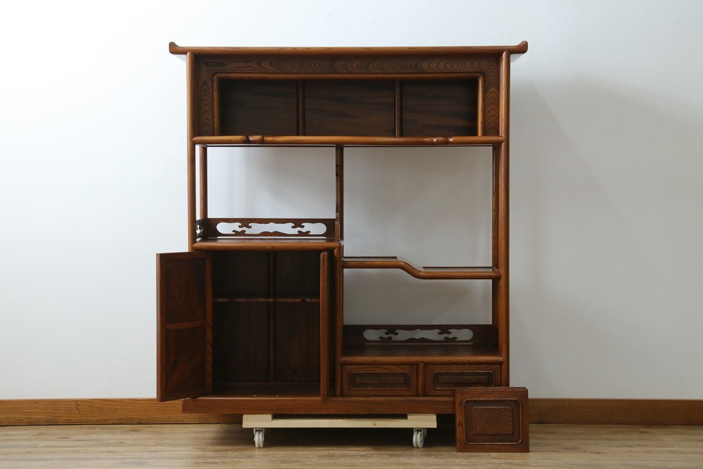 新古　未使用展示品　指物工芸家具　総欅(ケヤキ)材　玉杢　漆塗り　品のある佇まいが美しい飾り棚　(R-081119)