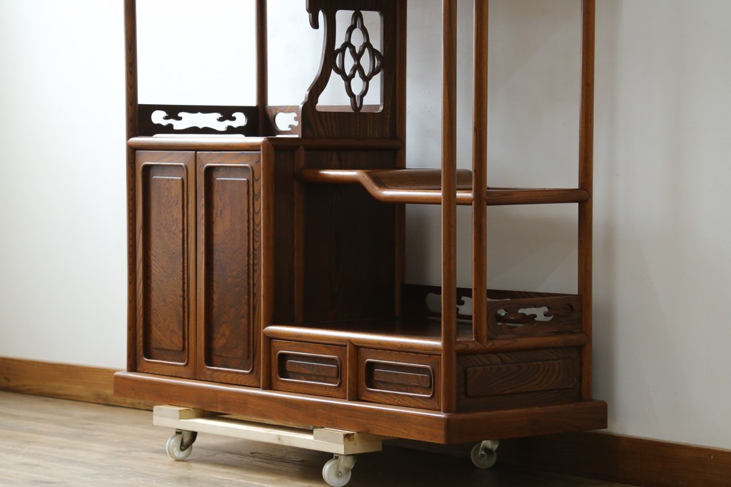 新古　未使用展示品　指物工芸家具　総欅(ケヤキ)材　玉杢　漆塗り　品のある佇まいが美しい飾り棚　(R-081119)