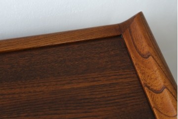 新古　未使用展示品　指物工芸家具　総欅(ケヤキ)材　玉杢　漆塗り　品のある佇まいが美しい飾り棚　(R-081119)