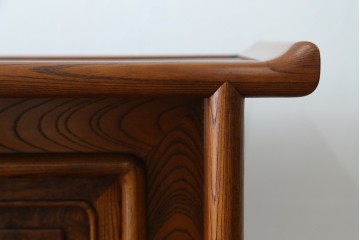 新古　未使用展示品　指物工芸家具　総欅(ケヤキ)材　玉杢　漆塗り　品のある佇まいが美しい飾り棚　(R-081119)