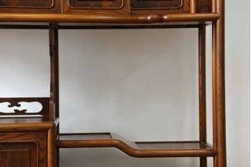 新古　未使用展示品　指物工芸家具　総欅(ケヤキ)材　玉杢　漆塗り　品のある佇まいが美しい飾り棚　(R-081119)