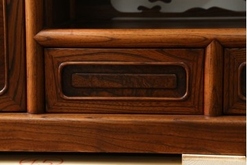 新古　未使用展示品　指物工芸家具　総欅(ケヤキ)材　玉杢　漆塗り　品のある佇まいが美しい飾り棚　(R-081119)