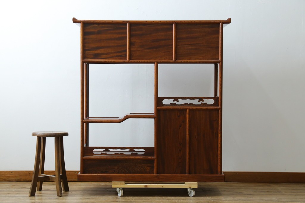新古　未使用展示品　指物工芸家具　総欅(ケヤキ)材　玉杢　漆塗り　品のある佇まいが美しい飾り棚　(R-081119)