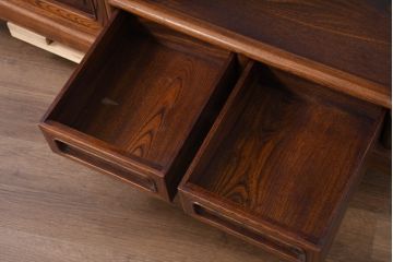 中古　未使用　展示品　指物工芸家具　総欅(ケヤキ)材　玉杢　漆塗り　品のある佇まいが美しい飾り棚(茶棚、茶箪笥、陳列棚、収納棚、戸棚)(R-081119)