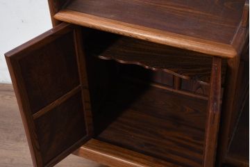 中古　未使用　展示品　指物工芸家具　総欅(ケヤキ)材　玉杢　漆塗り　品のある佇まいが美しい飾り棚(茶棚、茶箪笥、陳列棚、収納棚、戸棚)(R-081119)