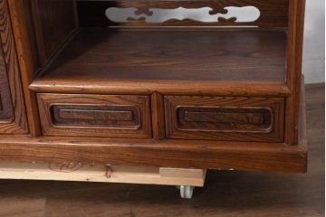 中古　未使用　展示品　指物工芸家具　総欅(ケヤキ)材　玉杢　漆塗り　品のある佇まいが美しい飾り棚(茶棚、茶箪笥、陳列棚、収納棚、戸棚)(R-081119)