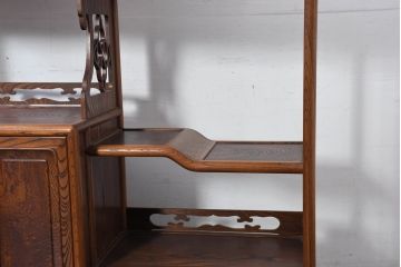 中古　未使用　展示品　指物工芸家具　総欅(ケヤキ)材　玉杢　漆塗り　品のある佇まいが美しい飾り棚(茶棚、茶箪笥、陳列棚、収納棚、戸棚)(R-081119)
