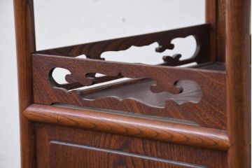 中古　未使用　展示品　指物工芸家具　総欅(ケヤキ)材　玉杢　漆塗り　品のある佇まいが美しい飾り棚(茶棚、茶箪笥、陳列棚、収納棚、戸棚)(R-081119)