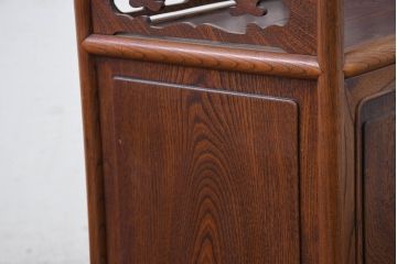 中古　未使用　展示品　指物工芸家具　総欅(ケヤキ)材　玉杢　漆塗り　品のある佇まいが美しい飾り棚(茶棚、茶箪笥、陳列棚、収納棚、戸棚)(R-081119)