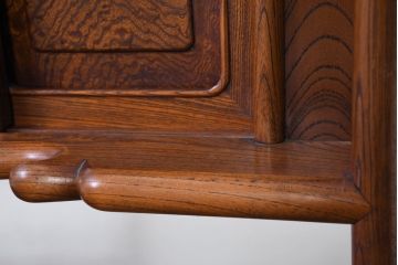 中古　未使用　展示品　指物工芸家具　総欅(ケヤキ)材　玉杢　漆塗り　品のある佇まいが美しい飾り棚(茶棚、茶箪笥、陳列棚、収納棚、戸棚)(R-081119)