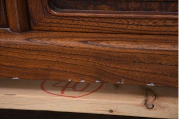 中古　未使用　展示品　指物工芸家具　総欅(ケヤキ)材　玉杢　漆塗り　品のある佇まいが美しい飾り棚(茶棚、茶箪笥、陳列棚、収納棚、戸棚)(R-081119)