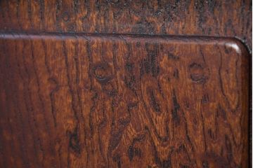 中古　未使用　展示品　指物工芸家具　総欅(ケヤキ)材　玉杢　漆塗り　品のある佇まいが美しい飾り棚(茶棚、茶箪笥、陳列棚、収納棚、戸棚)(R-081119)