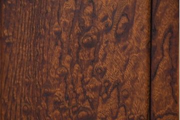 中古　未使用　展示品　指物工芸家具　総欅(ケヤキ)材　玉杢　漆塗り　品のある佇まいが美しい飾り棚(茶棚、茶箪笥、陳列棚、収納棚、戸棚)(R-081119)