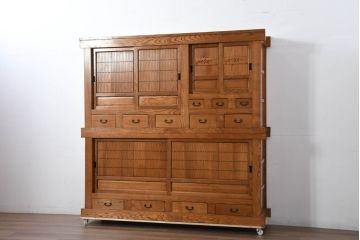 中古　美しい杢目と品のある佇まいが魅力の重ね水屋箪笥(収納箪笥、戸棚、収納棚、食器棚、バラ売り可能)(R-081120)