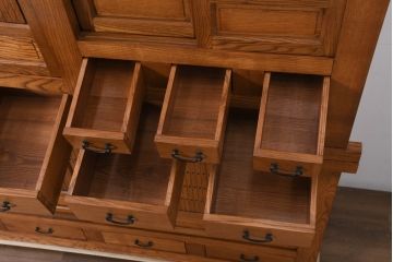 中古　美しい杢目と品のある佇まいが魅力の重ね水屋箪笥(収納箪笥、戸棚、収納棚、食器棚、バラ売り可能)(R-081120)