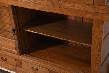 中古　美しい杢目と品のある佇まいが魅力の重ね水屋箪笥(収納箪笥、戸棚、収納棚、食器棚、バラ売り可能)(R-081120)