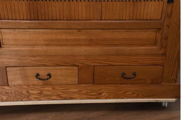 中古　美しい杢目と品のある佇まいが魅力の重ね水屋箪笥(収納箪笥、戸棚、収納棚、食器棚、バラ売り可能)(R-081120)