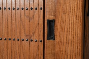 中古　美しい杢目と品のある佇まいが魅力の重ね水屋箪笥(収納箪笥、戸棚、収納棚、食器棚、バラ売り可能)(R-081120)