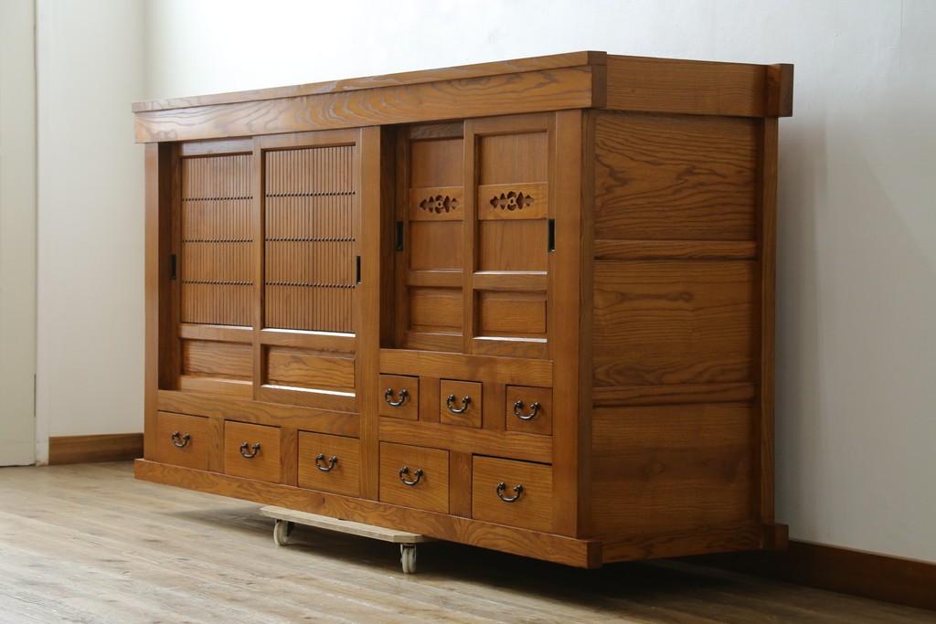 中古　超美品　美しい木目と品のある佇まいが魅力の水屋箪笥サイドボード　(R-081121)