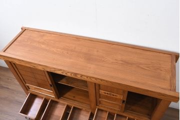 中古　美しい木目と品のある佇まいが魅力の水屋箪笥サイドボード(収納箪笥、戸棚、収納棚、食器棚)(R-081121)