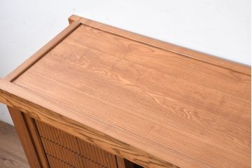 中古　美しい木目と品のある佇まいが魅力の水屋箪笥サイドボード(収納箪笥、戸棚、収納棚、食器棚)(R-081121)