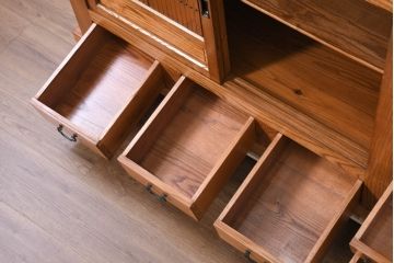 中古　美しい木目と品のある佇まいが魅力の水屋箪笥サイドボード(収納箪笥、戸棚、収納棚、食器棚)(R-081121)
