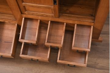 中古　美しい木目と品のある佇まいが魅力の水屋箪笥サイドボード(収納箪笥、戸棚、収納棚、食器棚)(R-081121)